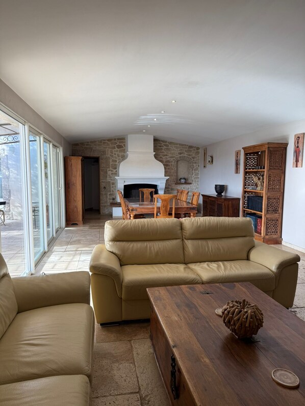 TV, fireplace, books, stereo - Sᴜʙʟɪᴍᴇ ᴠɪʟʟᴀ ᴄʟɪᴍᴀᴛɪsᴇ́ᴇ ᴀᴠᴇᴄ ᴘɪsᴄɪɴᴇ  ᴠᴜᴇ sᴜʀ ʟᴀ ᴍᴏɴᴛᴀɢɴᴇ ᴇᴛ ᴍᴇʀ (le plan de la tour)
