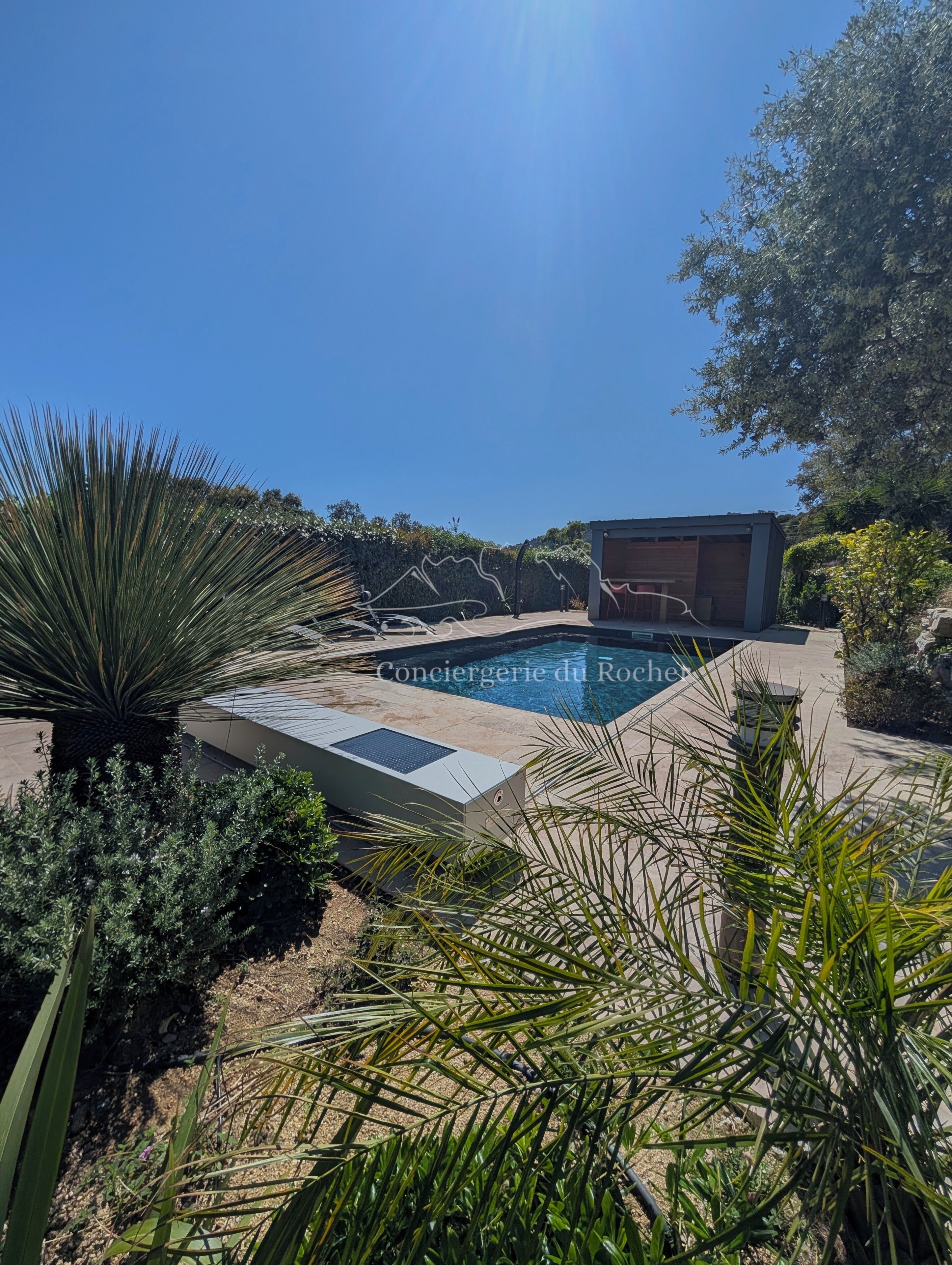 Utendørsbasseng og et oppvarmet basseng