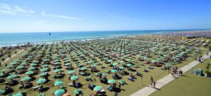 Beach - Enjoy your holidays from our magnificent terrace (Bibione)