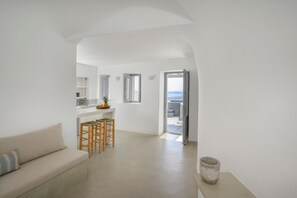 Suite, Smoking | 3 bedrooms, bed sheets - Hommage Suites With Caldera View & Hot tub (Santorini)