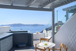 A modern balcony with a view of the sea and distant mountains. - Hommage Suites With Caldera View & Hot tub (Santorini)
