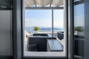 Suite | 3 bedrooms, bed sheets - Hommage Suites With Caldera View & Hot tub (Santorini)