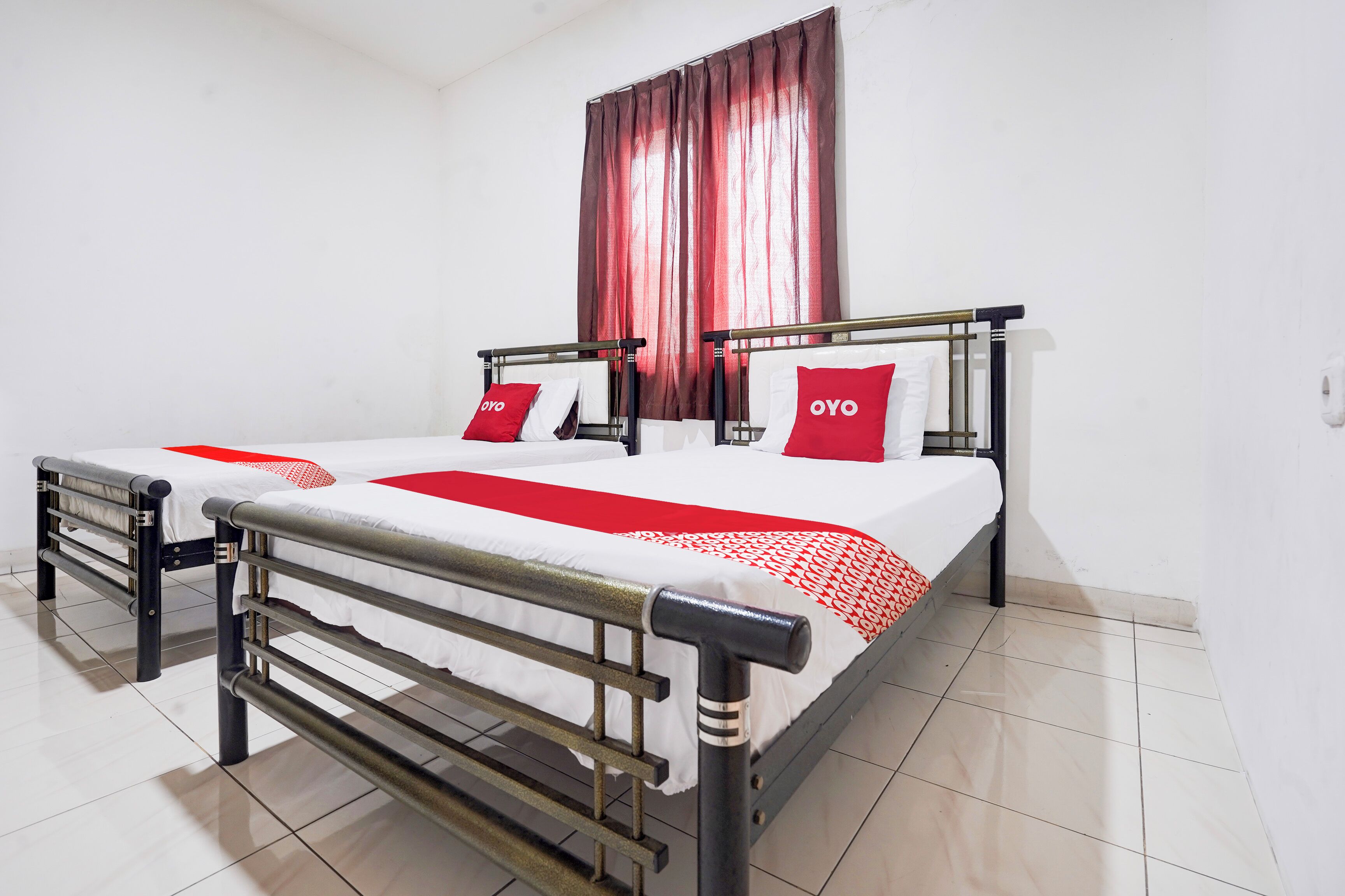 Habitación Deluxe con 2 camas individuales | Espacio para trabajar con un portátil y ropa de cama