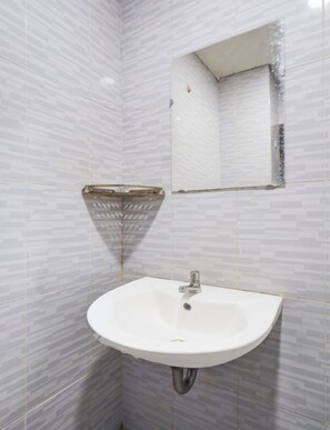 Bathroom - Hotel O Rappocini Near Rsia Paramount (Makassar)