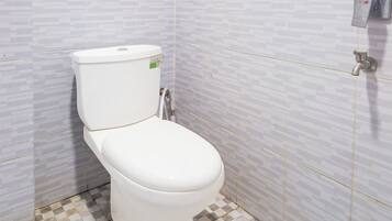 Deluxe Twin Room | Bathroom | Shower, rainfall showerhead, towels