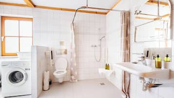 Classic-Apartment, Gartenblick | Badezimmer | Kostenlose Toilettenartikel, Haartrockner, Handtücher, Seife