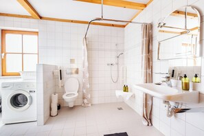 Lägenhet Classic - utsikt mot trädgården | Badrum | Gratis toalettartiklar, hårtork, handdukar och tvål