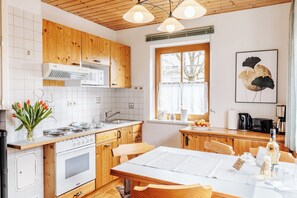 Classic House, Garden View | Private kitchen | Microwave, oven, stovetop, dishwasher