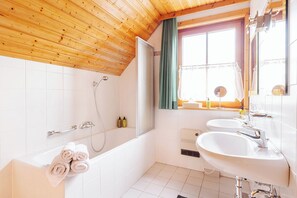Familie appartement, uitzicht op tuin | Badkamer | Gratis toiletartikelen, een haardroger, handdoeken, zeep