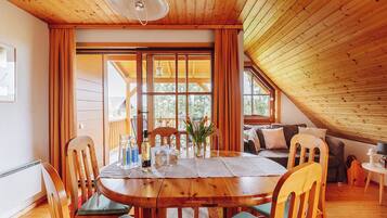 Family Apartment, Garden View | In-room dining