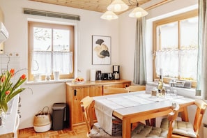 Classic House, Garden View | In-room dining