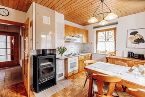 Casa clásica, vista al jardín | Cocina privada | Microondas, horno, parrilla de estufa y lavavajillas 