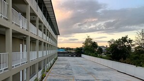 Eine mehrgeschossige Parkgarage mit einer Reihe geparkter Autos und blauem Himmel.