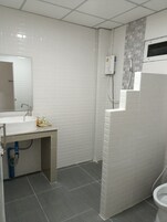Ducha, artículos de tocador gratuitos, toallas, jabón