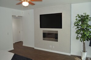 House | 2 bedrooms, Internet - 2BD Ground Floor Condo in Gated Gardens Pool Spa (Palm Springs)