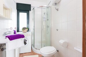 Douche, sèche-cheveux, bidet, serviettes fournies