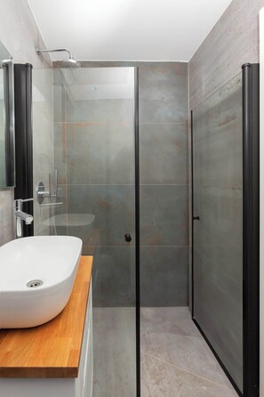 Shower, free toiletries, hair dryer, towels - Dreamy 3BDR, In Rechavia By Isrentals (Jerusalem)