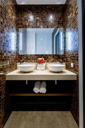 Hårføner og håndklær