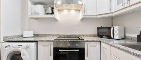 Refrigerador, microondas, horno, placa de cocina