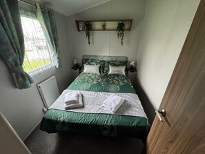 3 bedrooms, iron/ironing board, free WiFi, bed sheets - Haggerston Castle - Caravan - Sleeps 6 - Parking (Berwick-upon-Tweed)
