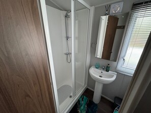 Apartment | Bathroom | Shower, towels, toilet paper - Haggerston Castle - Caravan - Sleeps 6 - Parking (Berwick-upon-Tweed)