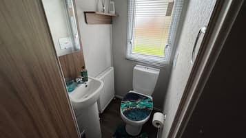 Apartamento | Banheiro | Chuveiro, toalhas de banho, papel higiênico