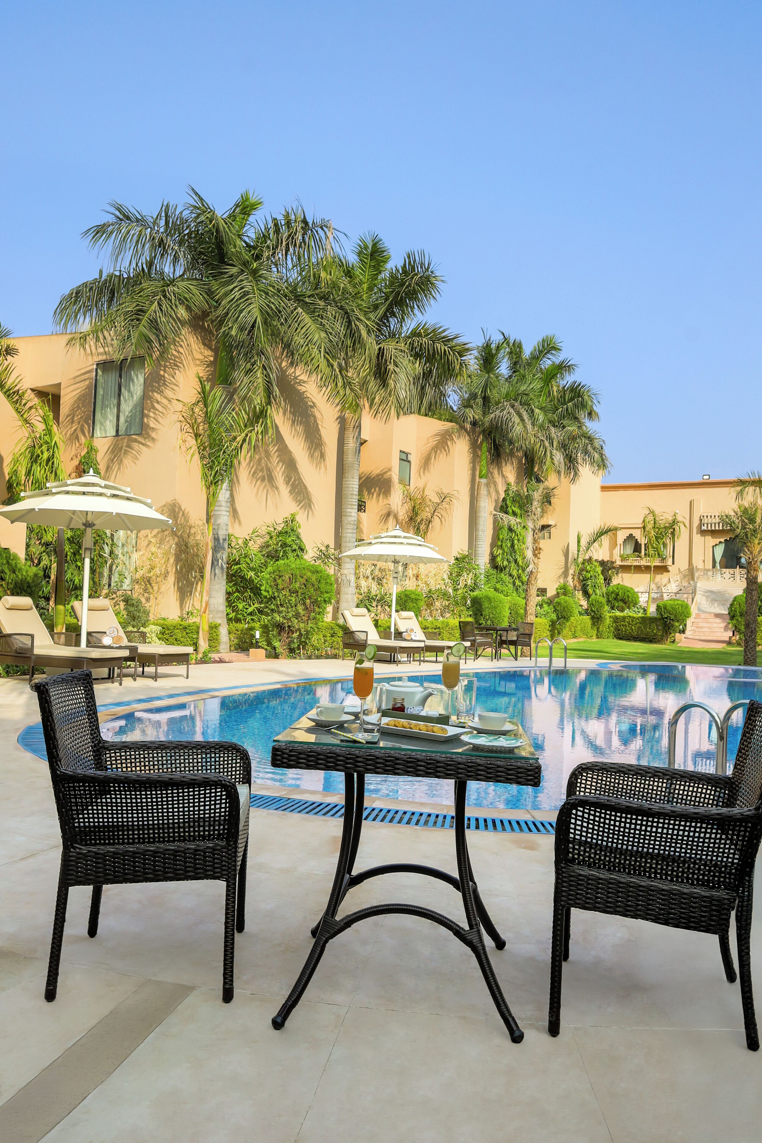 屋外プール、営業時間 7:00 ～ 19:00、プール パラソル