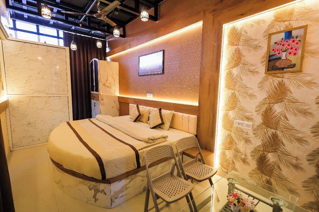 Romantic Cabin | Desk, laptop workspace, free WiFi