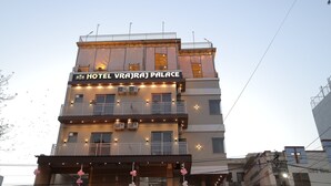 Un edificio de varios pisos con balcones y unidades de aire acondicionado, identificado como 
