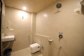 Deluxe kamer | Badkamer | Een douche, gratis toiletartikelen, handdoeken, zeep