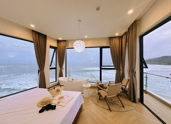 Luxe eenpersoonskamer, balkon, uitzicht op strand | Luxe beddengoed, een minibar, gratis wifi, beddengoed