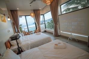 Familien-Doppelzimmer, Balkon, Strandblick | Hochwertige Bettwaren, Minibar, kostenloses WLAN, Bettwäsche