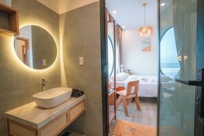 Chambre Deluxe, vue plage | Salle de bain | Peignoirs, chaussons