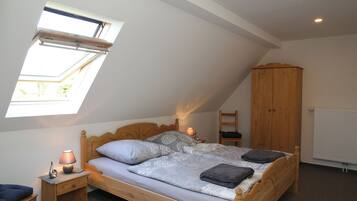 4 bedrooms, iron/ironing board, free WiFi, wheelchair access