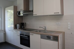 Jääkaappi, mikroaaltouuni, liesi, astianpesukone