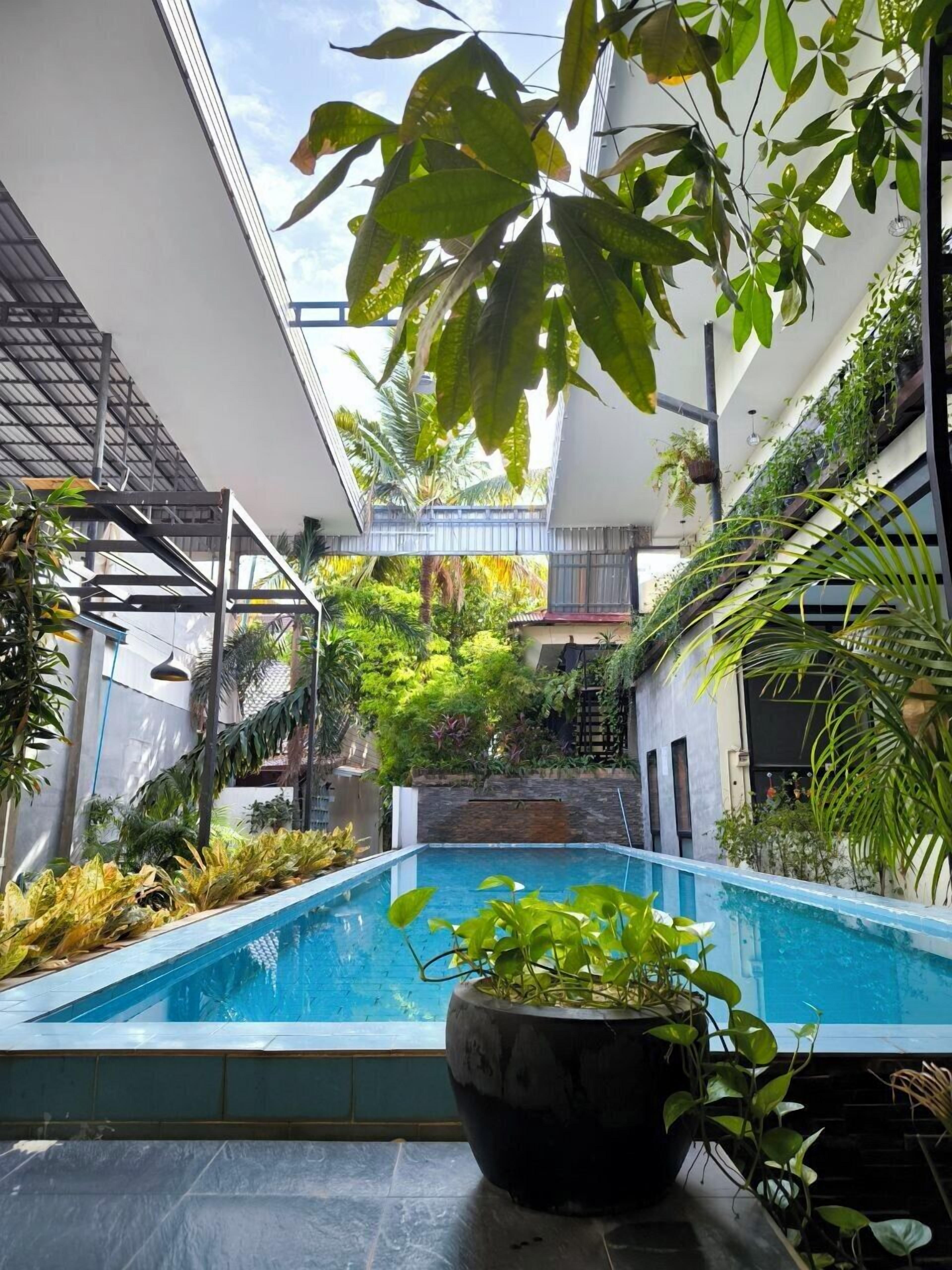 Een binnenzwembad en een buitenzwembad