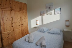 2 bedrooms, iron/ironing board, travel cot, bed sheets - Aux beaux coquillages, sea and harbor view (Courseulles-sur-Mer)