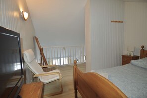 2 bedrooms, iron/ironing board, travel cot, bed sheets