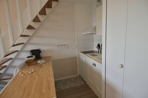 Fridge, microwave, stovetop, dishwasher - Aux beaux coquillages, sea and harbor view (Courseulles-sur-Mer)