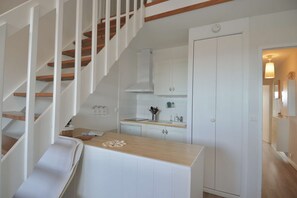 Réfrigérateur, four à micro-ondes, surface de cuisson, lave-vaisselle