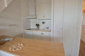 Réfrigérateur, four à micro-ondes, surface de cuisson, lave-vaisselle