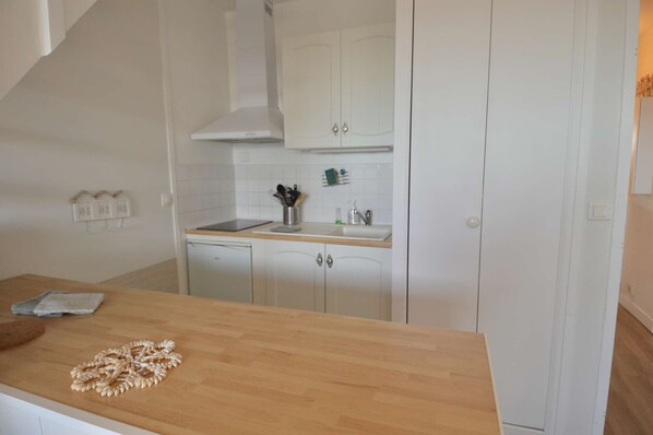 Fridge, microwave, stovetop, dishwasher - Aux beaux coquillages, sea and harbor view (Courseulles-sur-Mer)