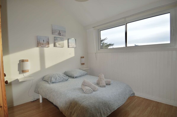 2 bedrooms, iron/ironing board, travel cot, bed sheets - Aux beaux coquillages, sea and harbor view (Courseulles-sur-Mer)