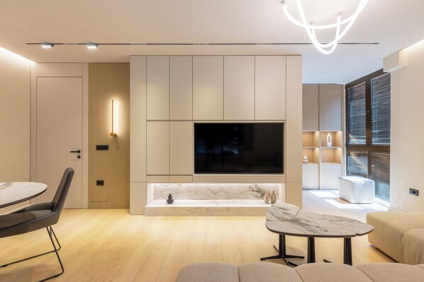 Living area - Luxurious 2-bedroom apartment in the Heart of Tirana, New Bazaar District. (Tiranë)