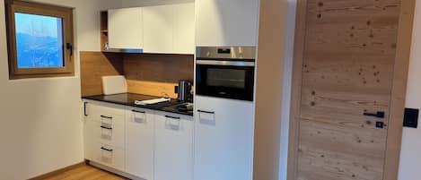 Frigorífico, horno, placa de cocina y lavavajillas