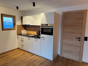 Kjøleskap, ovn, kokeplater og oppvaskmaskin