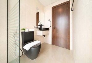 Doccia, asciugacapelli, shampoo
