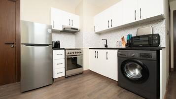 Frigorífico, microondas, horno y cafetera o tetera