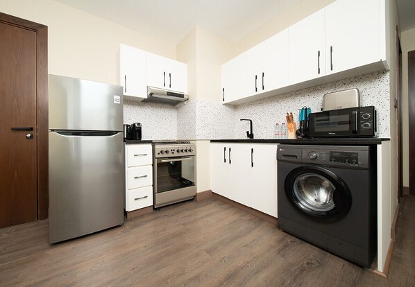 Kühlschrank, Mikrowelle, Ofen, Wasserkocher mit Kaffee-/Teezubehör