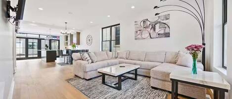 TV connectée, livres, vidéothèque, espaces bureaux